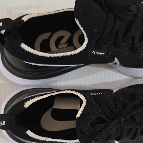Nike Infinity React Flyknit Men's Black and White Sneakers Size 9.5 - Picture 11 of 13